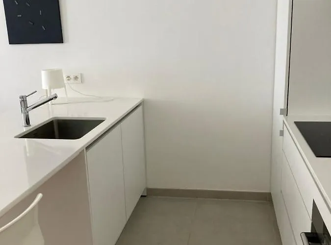 Renovated With Terrace South 헨트