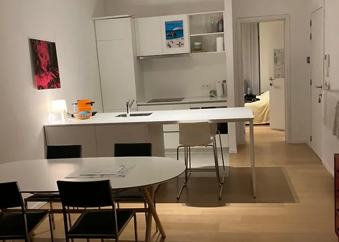 아파트 Renovated With Terrace South 헨트